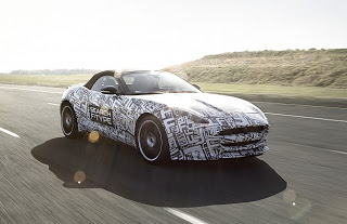 Lana Del Rey a acceptat sa fie noua imagine a automobilelor Jaguar, care lanseaza noul model F-Type