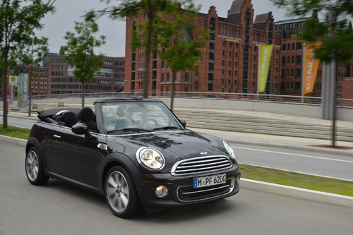 Zece ani MINI Cabriolet – placerea unica de a conduce decapotat