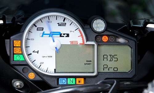 BMW Mottorrad prezinta sistemul ABS care ofera franare asistata pe viraje pentru motociclete supersport