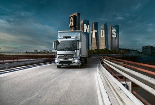 Noul 2014 Mercedes-Benz Antos transporta prima Caravana Culturala de film si carte din Romania