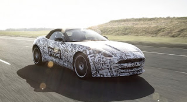 Lana Del Rey a acceptat sa fie noua imagine a automobilelor Jaguar, care lanseaza noul model F-Type