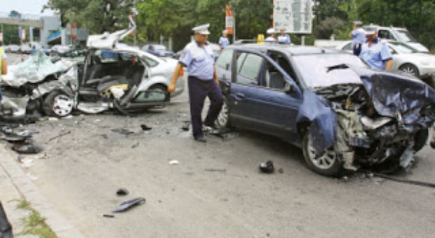 Depăşirea vitezei legale cu maximum 20 km/h, vorbitul la mobil şi nepurtarea centurii de siguranţă să fie sancţionate cu avertisment la prima abatare