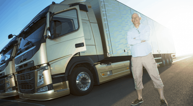 Jean-Claude Van Damme execută unul din şpagatele sale celebre, între două autocamioane Volvo FM