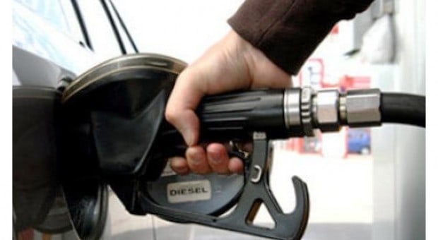Acciza de 7 eurocenti la litru intra in vigoare la 1 aprilie 2014