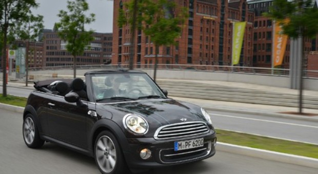 Zece ani MINI Cabriolet – placerea unica de a conduce decapotat