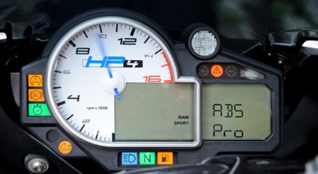 BMW Mottorrad prezinta sistemul ABS care ofera franare asistata pe viraje pentru motociclete supersport