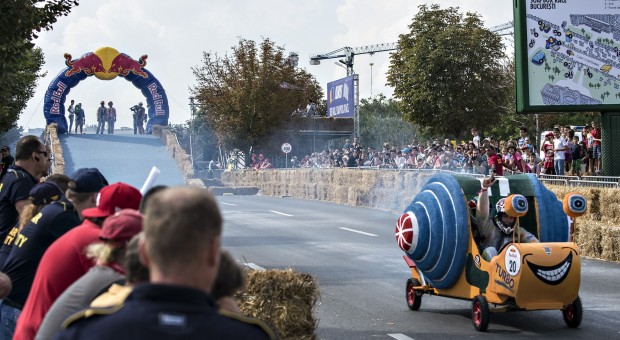 51 de masini artizanale au defilat in fata a 30,000 de oameni la primul Red Bull Soapbox Race din Romania