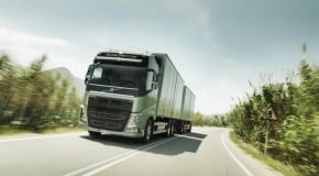 Sophie, o fetiţă de patru ani, testează un autocamion Volvo de 18 tone