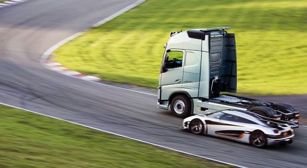 Un Volvo FH de 8 tone împotriva uneia dintre cele mai rapide maşini sport din lume, un Koenigsegg One:1