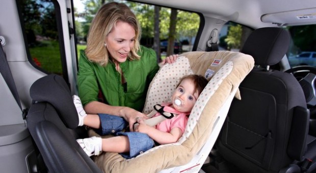 Soferii sunt obligati sa se asigure ca, pe timpul conducerii vehiculului, minorii poarta centura de siguranta sau sunt transportati in dispozitive de fixare in scaune pentru copii omologate